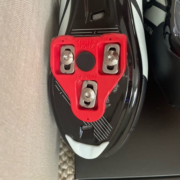 Peloton Black Cycling Shoes - Picture 3 of 8